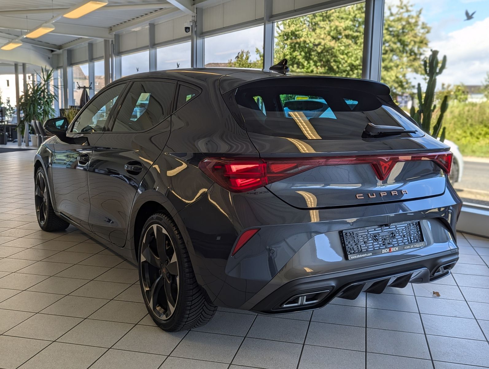 Иллюстрация автомобиля CUPRA Leon 1.5 eTSI DSG Dynamic-Edge-Assist-XL Memory