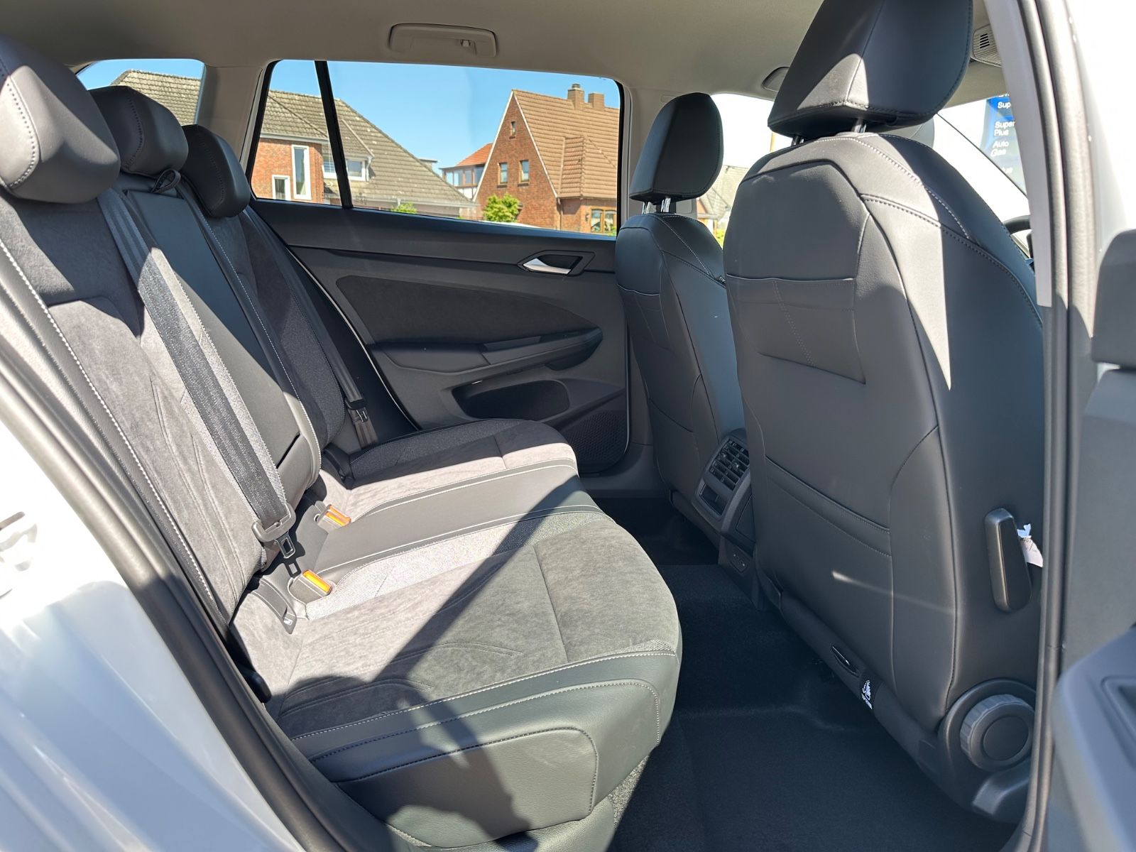 Fahrzeugabbildung Volkswagen Golf VIII Variant 1.5 TSI Life Navi/ACC/LED/Shzg