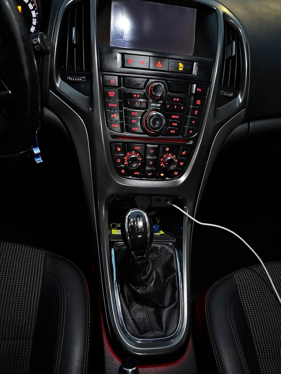Opel Astra 2011 — photo 8