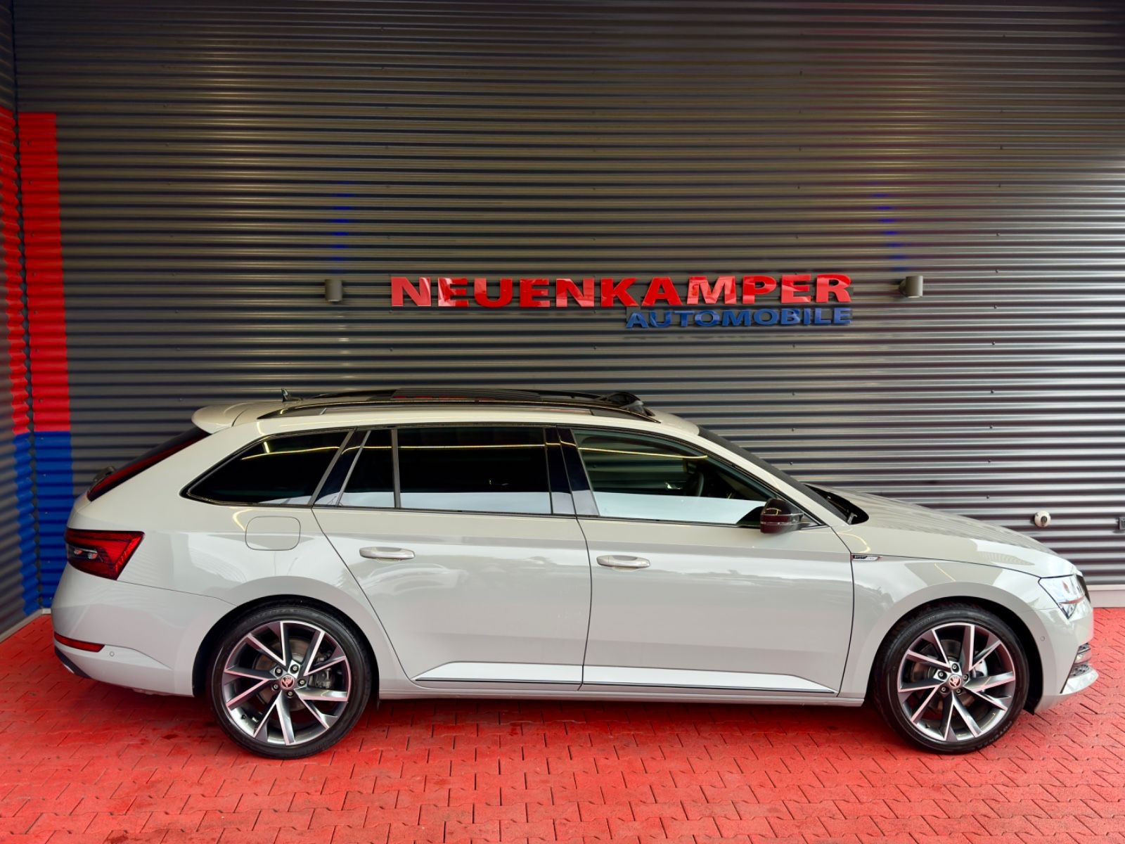 Fahrzeugabbildung SKODA Superb Combi Sportline 2.0 TSI DSG Pano ACC Memo