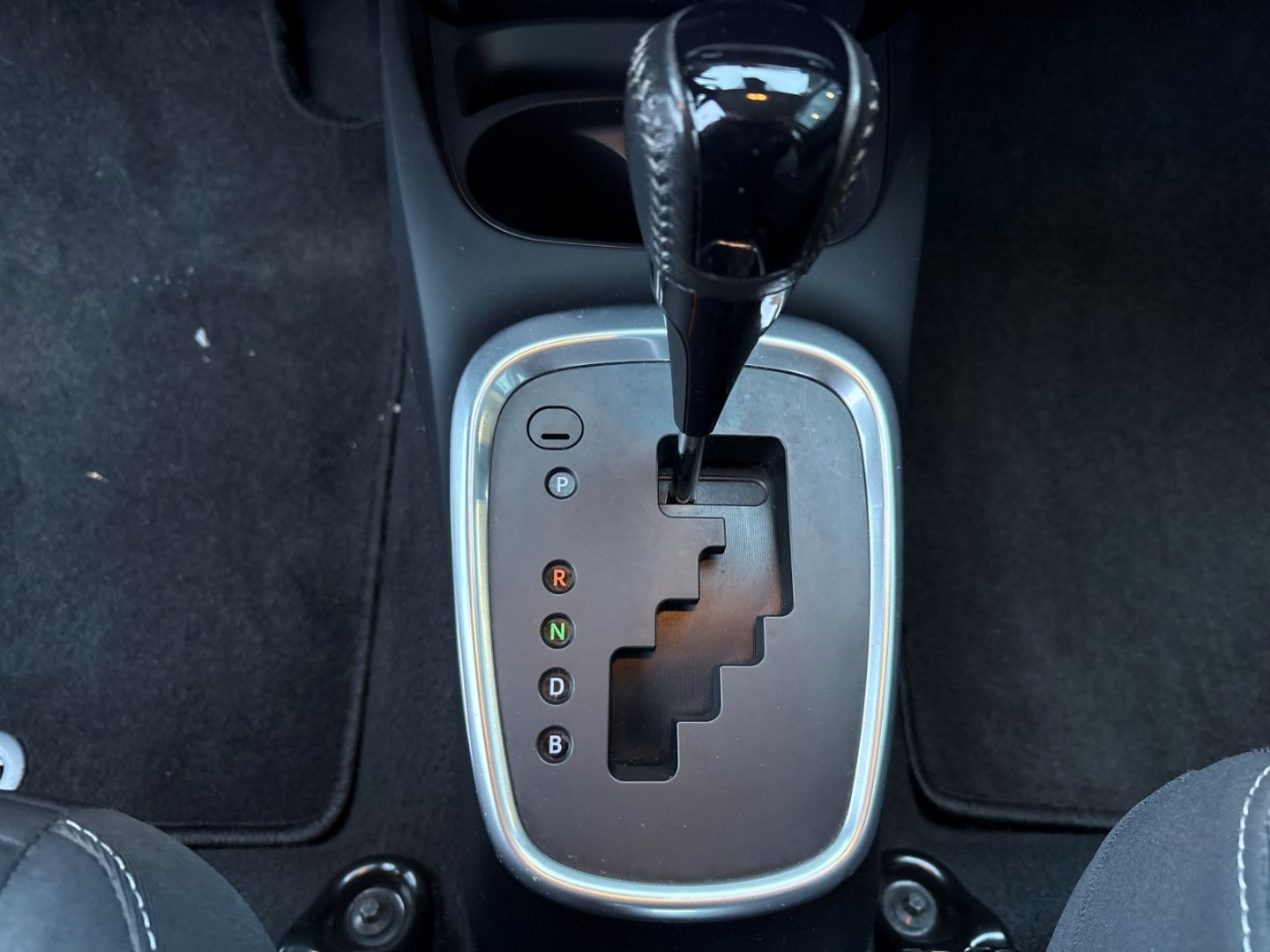 Fahrzeugabbildung Toyota Yaris Hybrid Comfort KLIMA PDC v/h