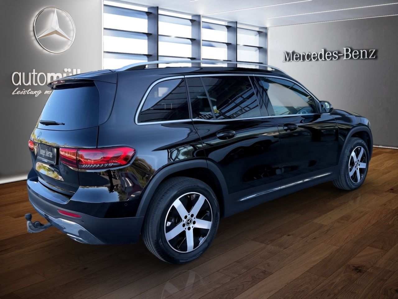 Fahrzeugabbildung Mercedes-Benz GLB 200 PANO+AHK+STNDHZ+MULTIBEAM+DISTR+LHZ+KAM+