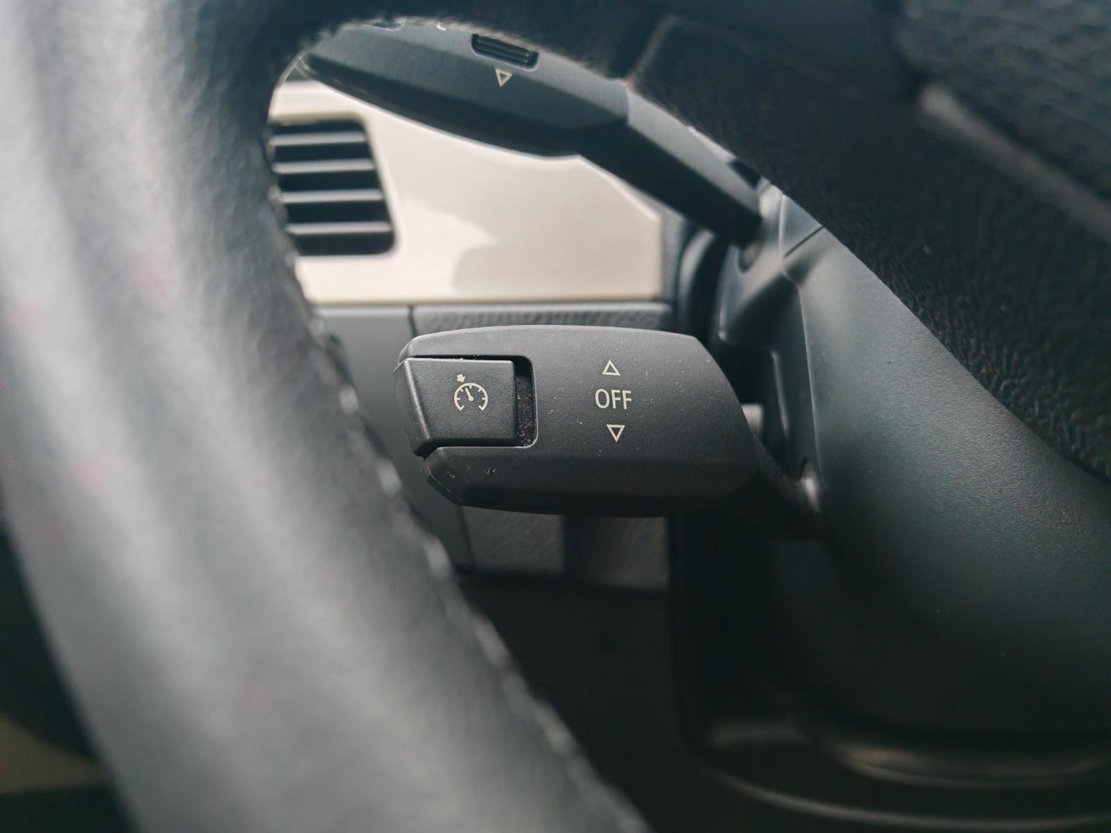 BMW 318 2011 — photo 33