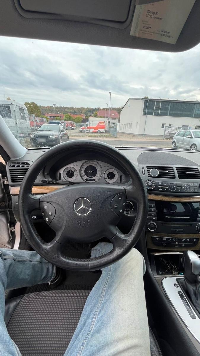 Mercedes-Benz E220 2005 — photo 9