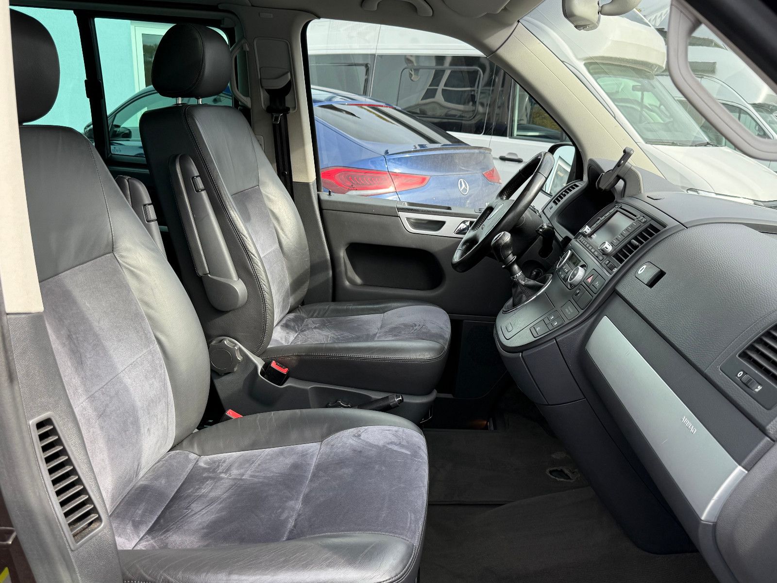 Fahrzeugabbildung Volkswagen T5 Multivan Highline 2.5 TDI AHK GRA Navi PDC