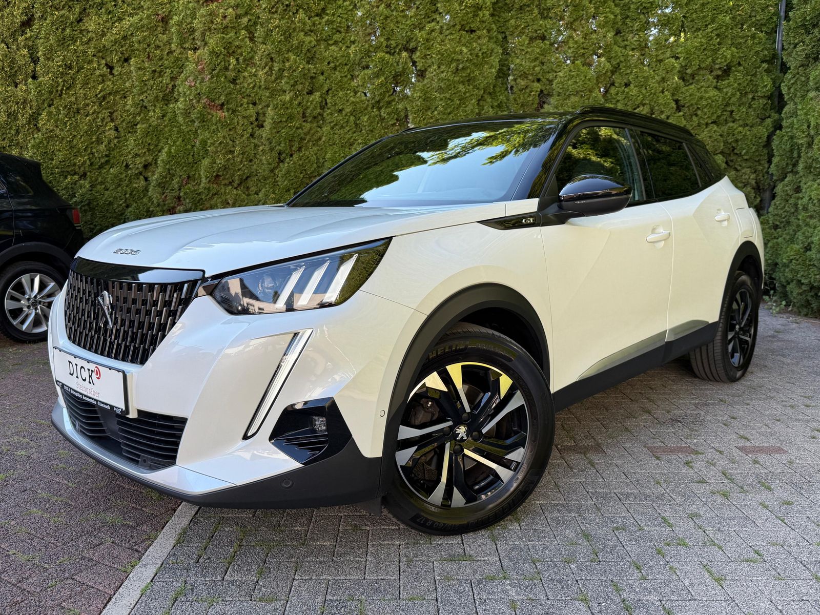 Fahrzeugabbildung Peugeot 2008 GT 1.5 Blue-HDI LED+NAV+KAM+PANO+AMBI+SHZ+