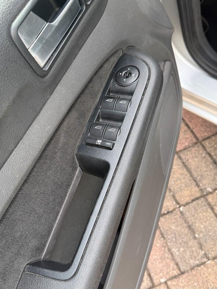 Ford Focus 2005 — photo 15