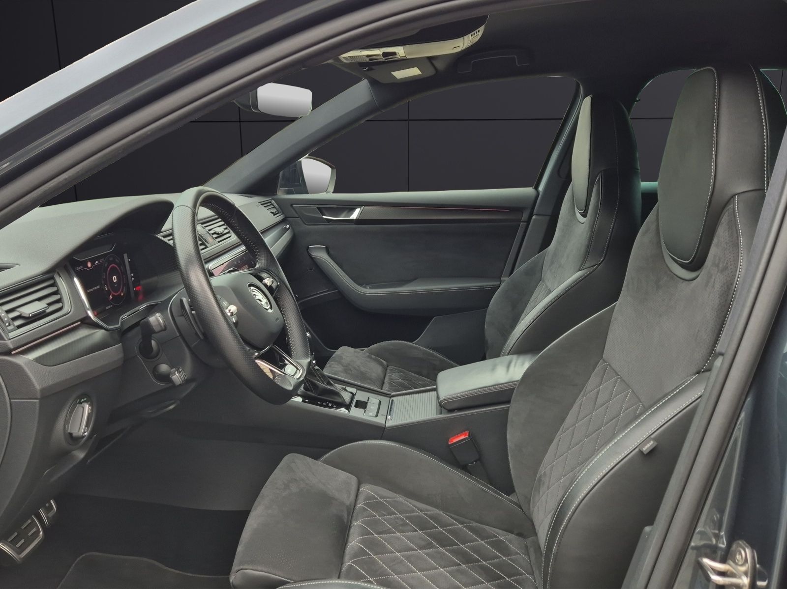 Fahrzeugabbildung SKODA Superb Combi TSI Sportline 4x4 DSG Standhzg. Mat