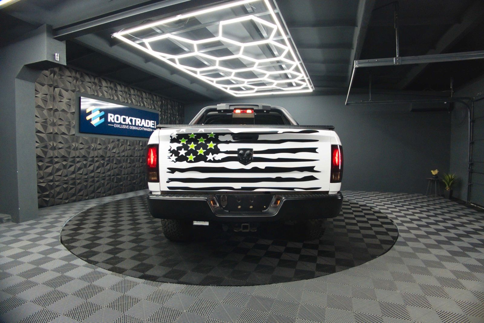 Fahrzeugabbildung Dodge RAM 5.7 V8 HEMI 4x4 OFFROAD Night-Paket LONGBED