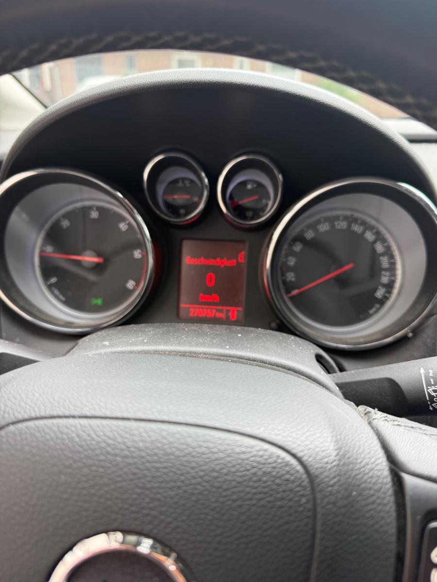 Opel Astra 2011 — photo 10
