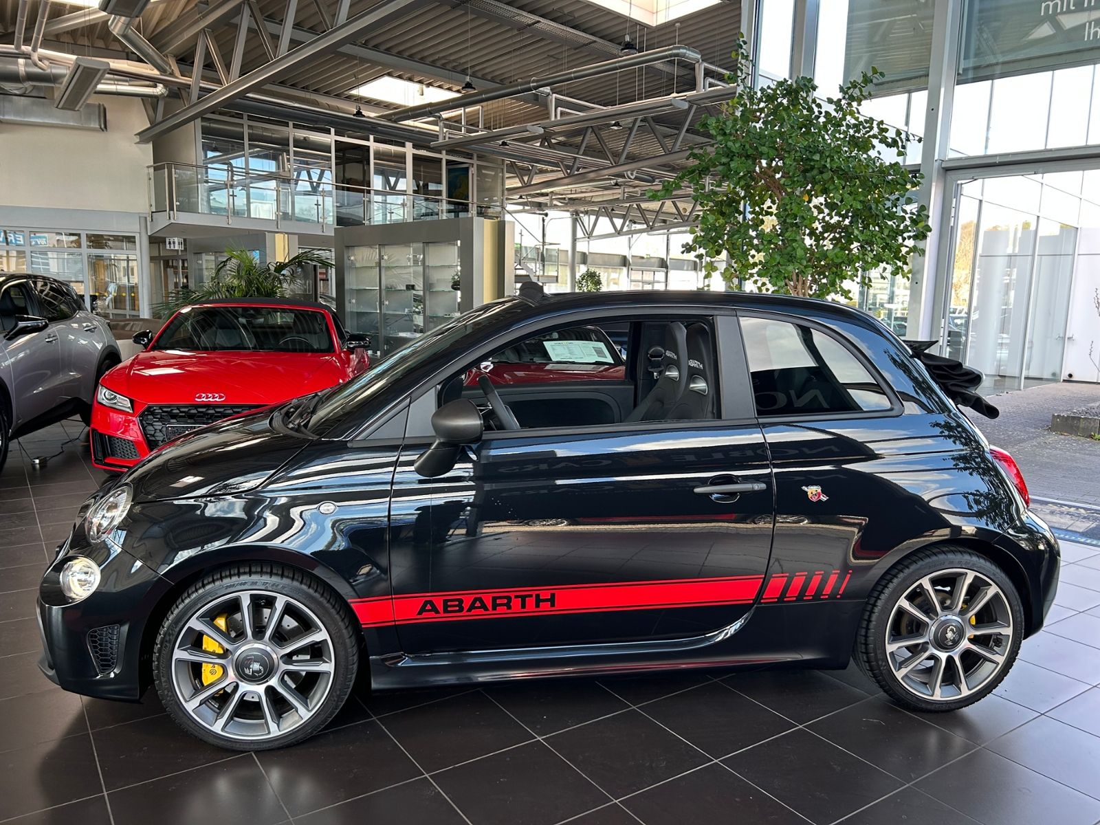 Fahrzeugabbildung Abarth 695C Cabrio Aut. LEDER CARPLAY PDC ALU