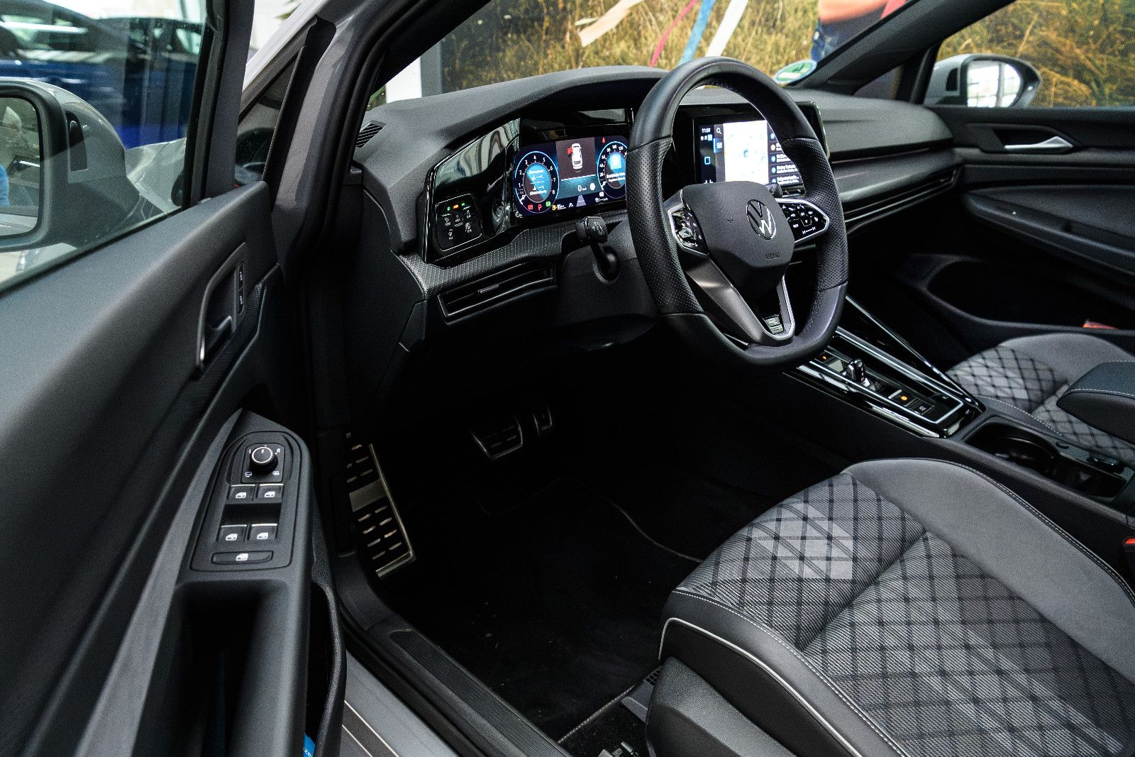 Fahrzeugabbildung Volkswagen Golf Variant R-Line eTSI DSG+AHK+Kamera+Pano