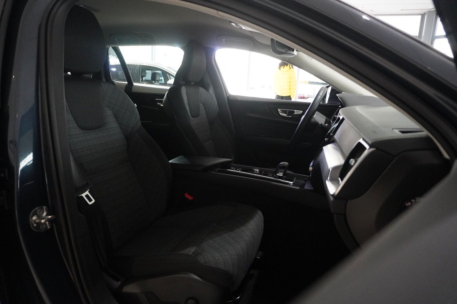 Fahrzeugabbildung Volvo V60 Kombi B4 MOMENTUM PRO NAVI/LED/KAMERA/VIRT.