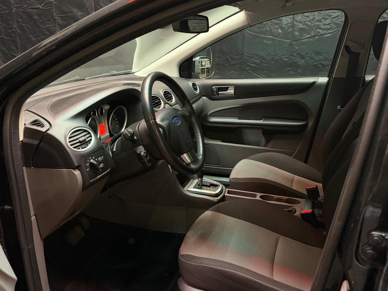 Ford Focus 2010 — photo 16