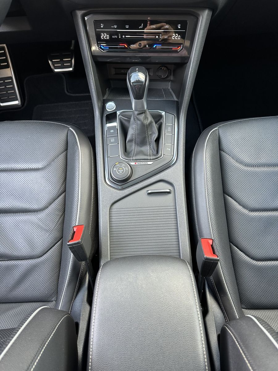 Fahrzeugabbildung Volkswagen Tiguan Allspace 2.0 TSI R-Line NAV+LED+AHK+PANO