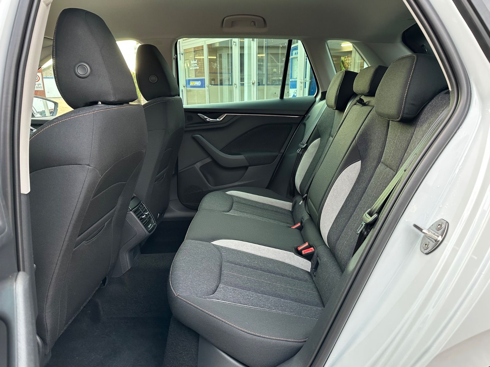 Fahrzeugabbildung SKODA Kamiq 1.0 TSI Selection DSG ACC/LED/PDC/eHeck