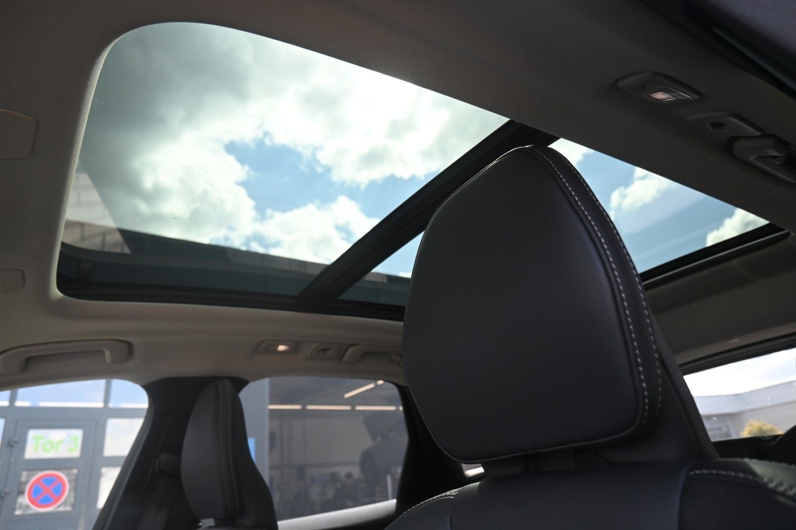 Fahrzeugabbildung Volvo XC60 B4D AWD Ultimate Dark*LUFT*HUD*B&W*AHK*360°