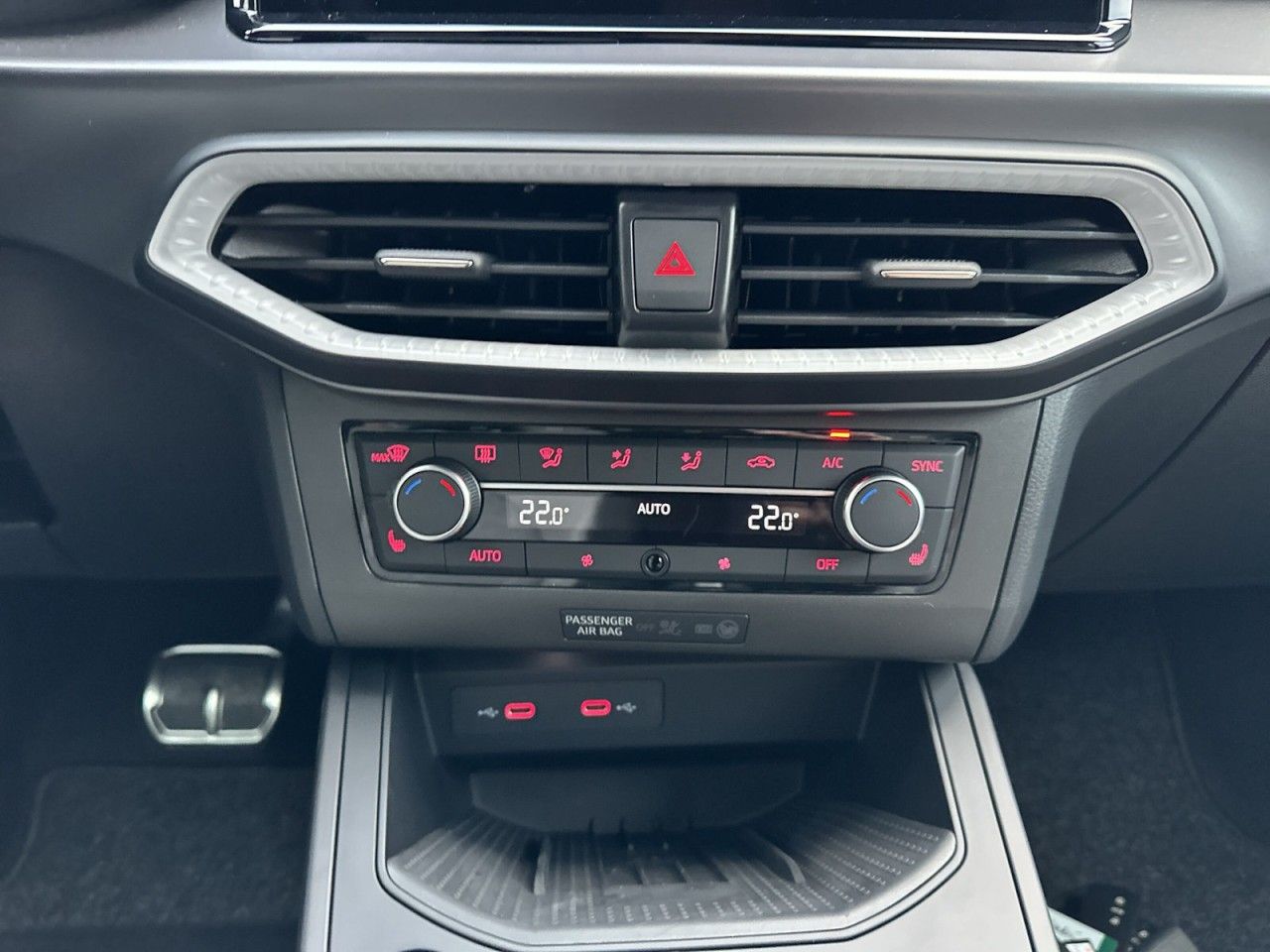 Fahrzeugabbildung SEAT Arona FR Black Edition 1.0 TSI 116 PS 7-Gang-DSG - mit KI generiert/bearbeitet