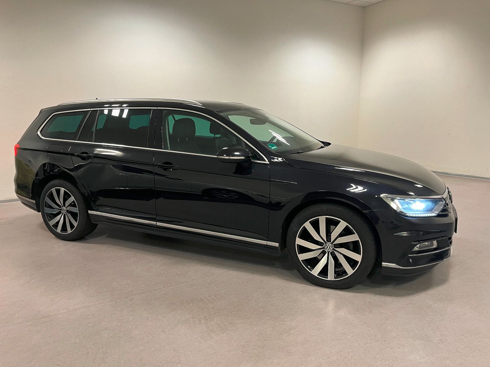 Volkswagen Passat Variant R-Line 2.0 TSI*LED/Leder/Navi