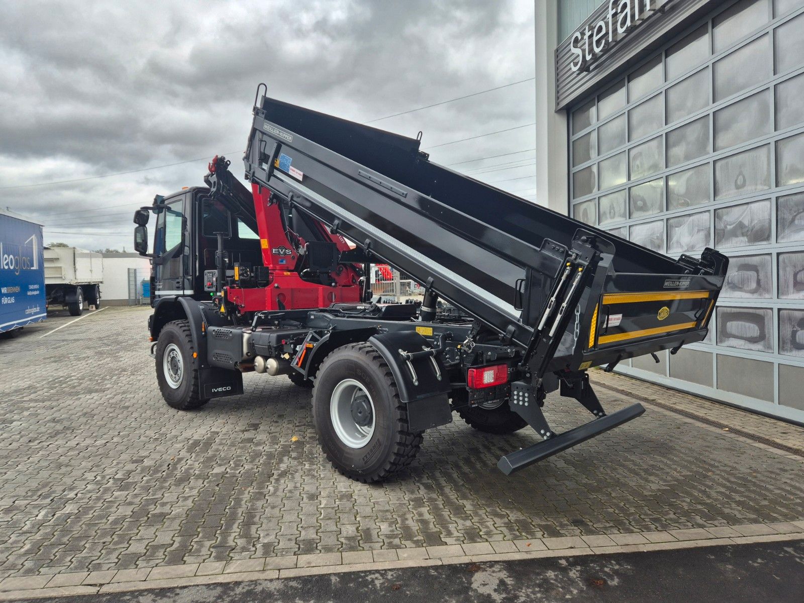 Fahrzeugabbildung Iveco Eurocargo ML150E32WS 4x4 Kran HMF 1130K Funk AHK