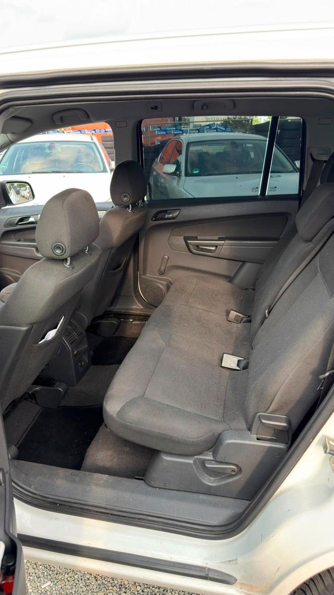 Opel Zafira 2012 — вигляд ззаду