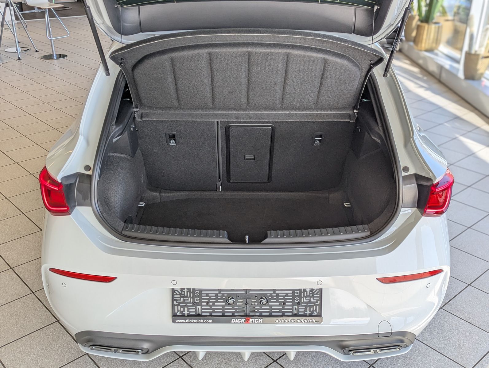 Fahrzeugabbildung CUPRA Leon 1.5 TSI DSG ACC Full-Link Matrix Navi Cam