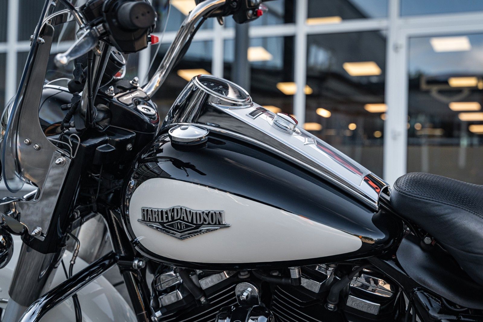 Fahrzeugabbildung Harley-Davidson ROAD KING POLICE FLHP TOURING - JEKILL&HYDE