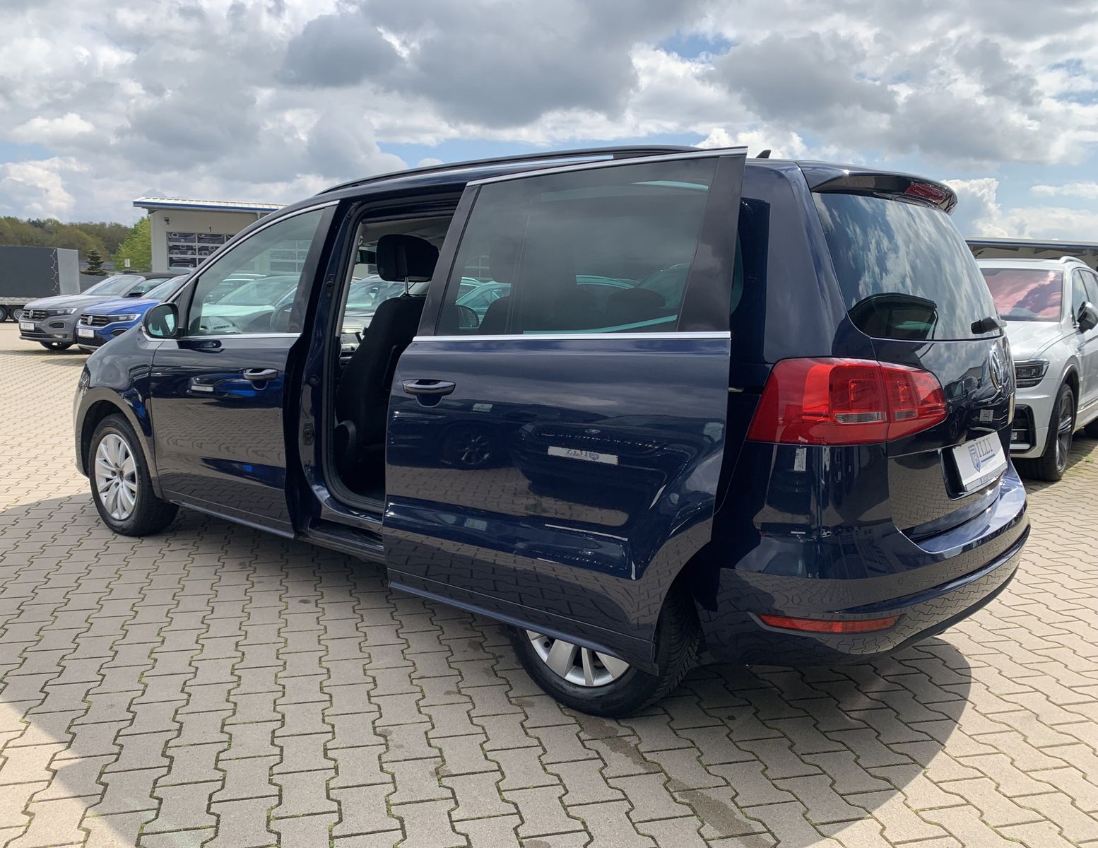 Fahrzeugabbildung Volkswagen Sharan 2.0 TDI*Comfortline*AHK*7 Sitze*Navi*Temp