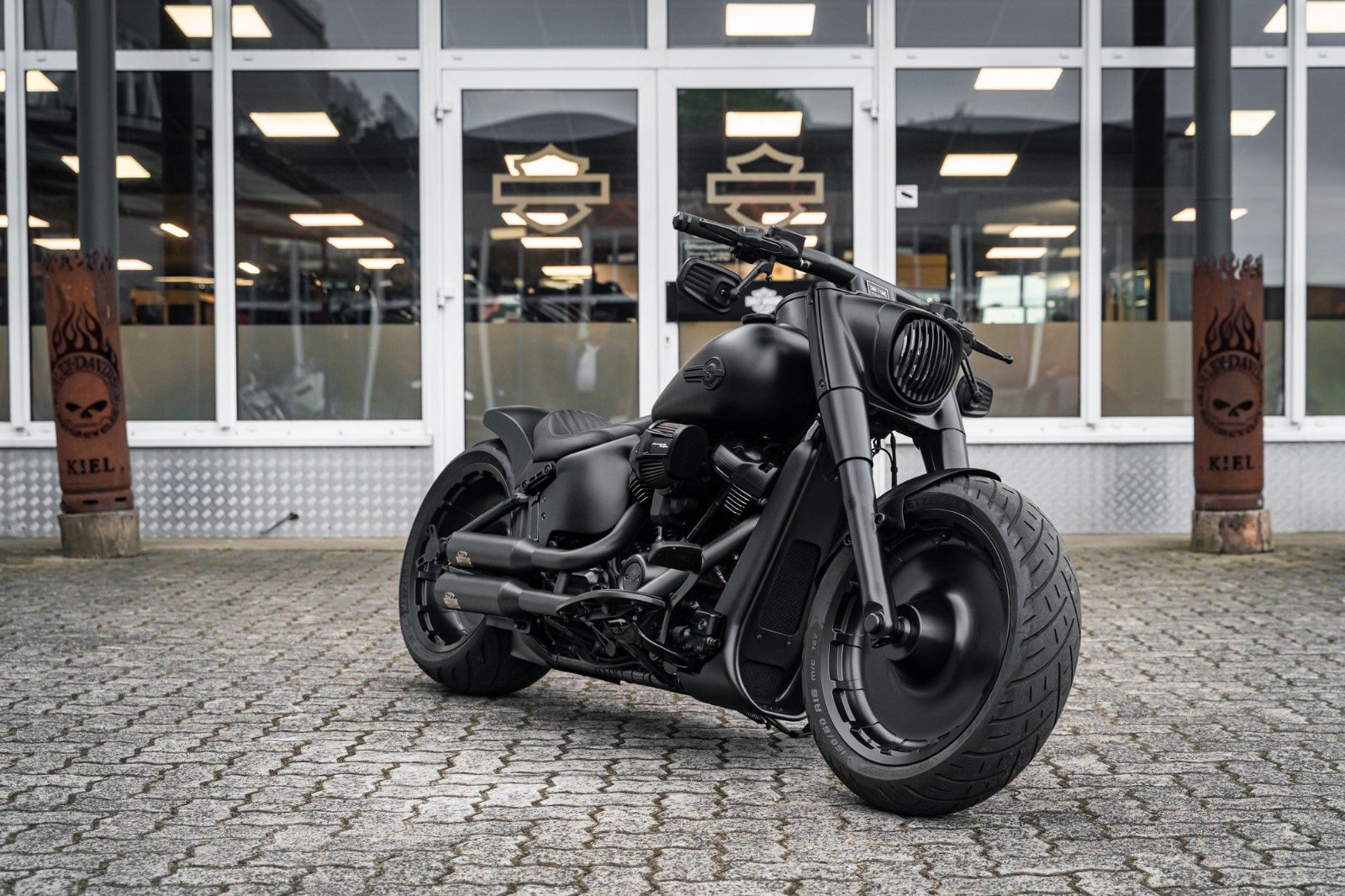 Fahrzeugabbildung Harley-Davidson FLFBS Fat Boy 128cui - Custom 1of1 "Black Titan"