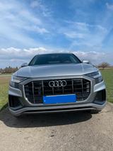 Audi Q8 55 TFSI quattro S line+Pano+Matrix+B&O+DAB  - silberne Audi Q8