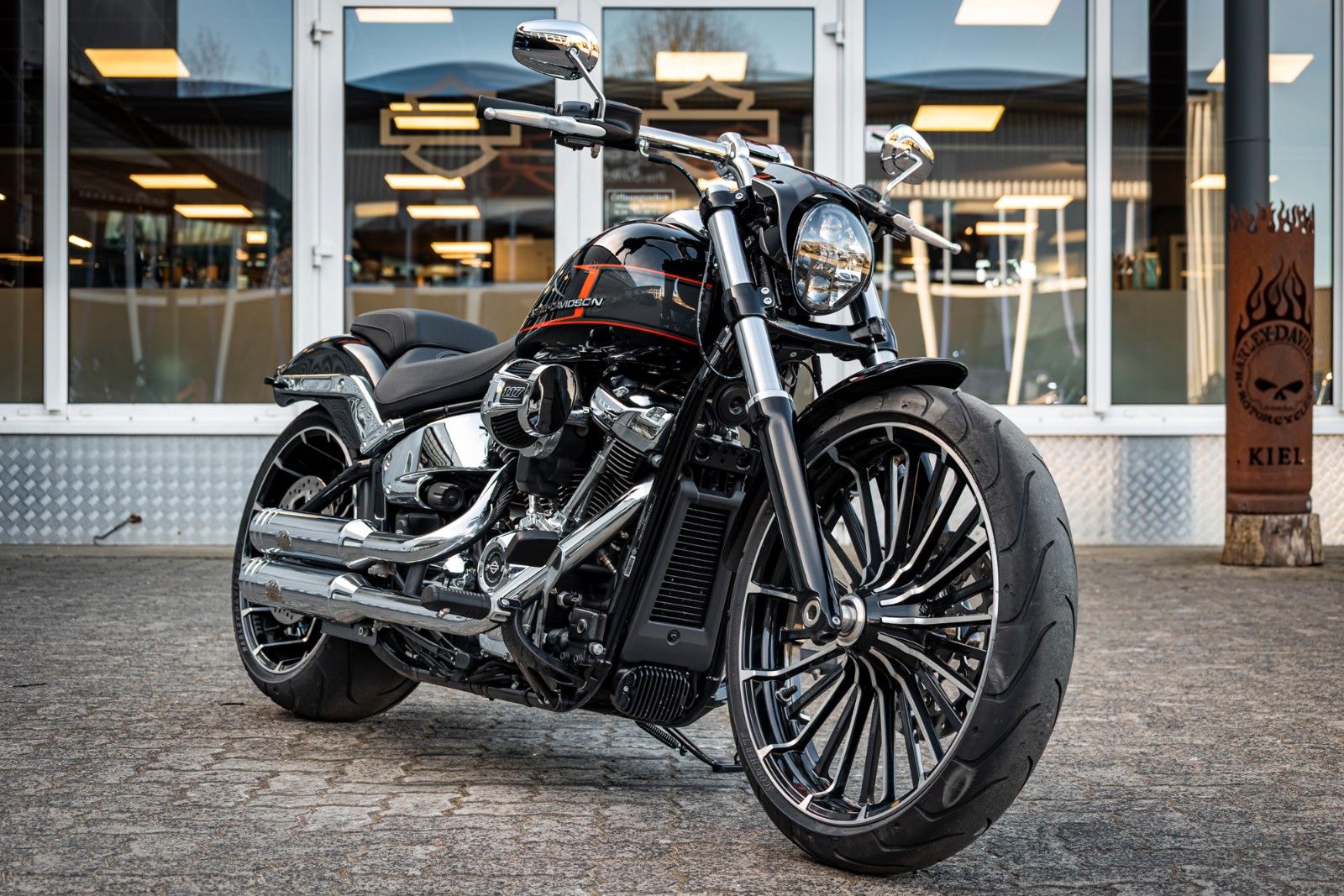 Fahrzeugabbildung Harley-Davidson FXBR Breakout 117 cui - Jekill & Hyde