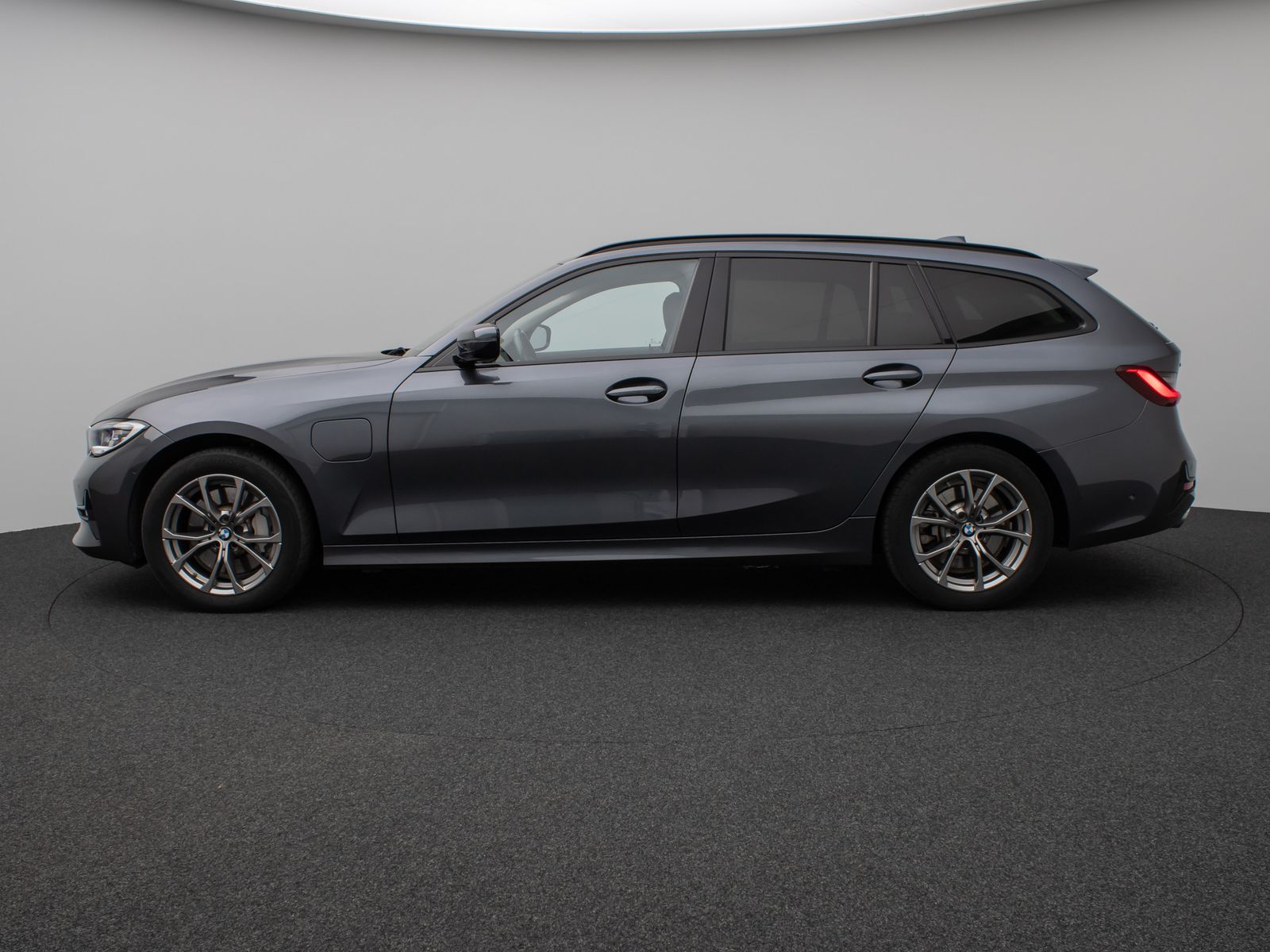 Fahrzeugabbildung BMW 330e xD Sport Line Panorama Laser Kamera HUD DAB
