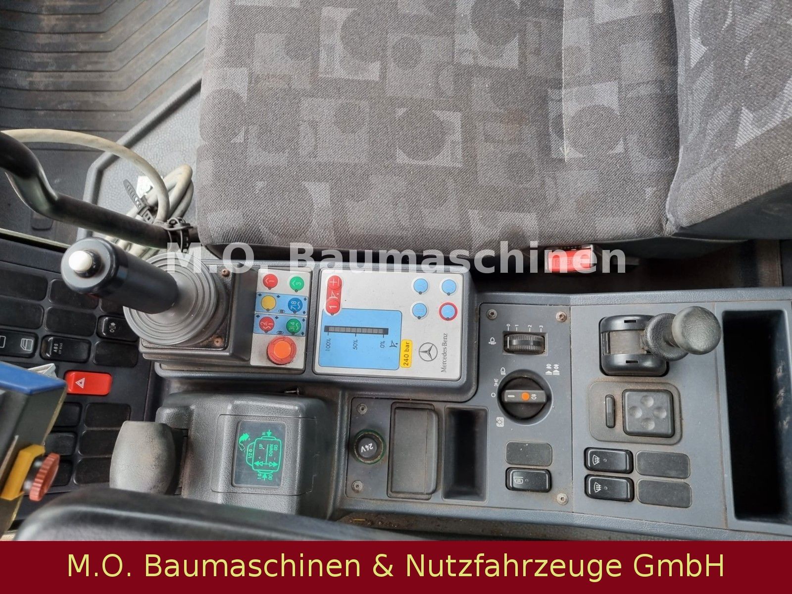 Fahrzeugabbildung Unimog U 300 Plus / Mulag  / Mähgerät / Schere / Bürste