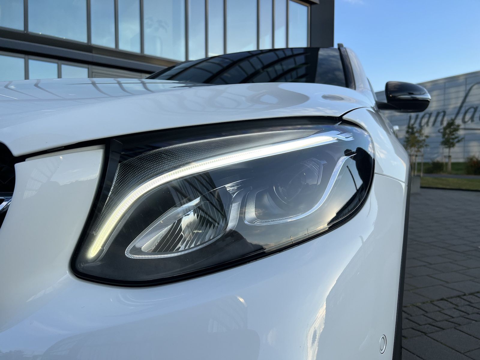 Fahrzeugabbildung Mercedes-Benz GLC 250 4Matic AMG NAVI/LED/AHK/PANO/R-KAMERA