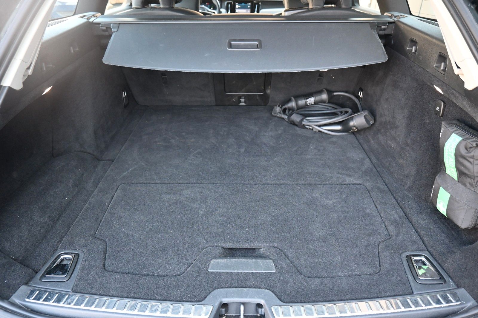 Fahrzeugabbildung Volvo V90 T6 PHEV AWD  Core Bright*AHK*Voll LED*Alarm*