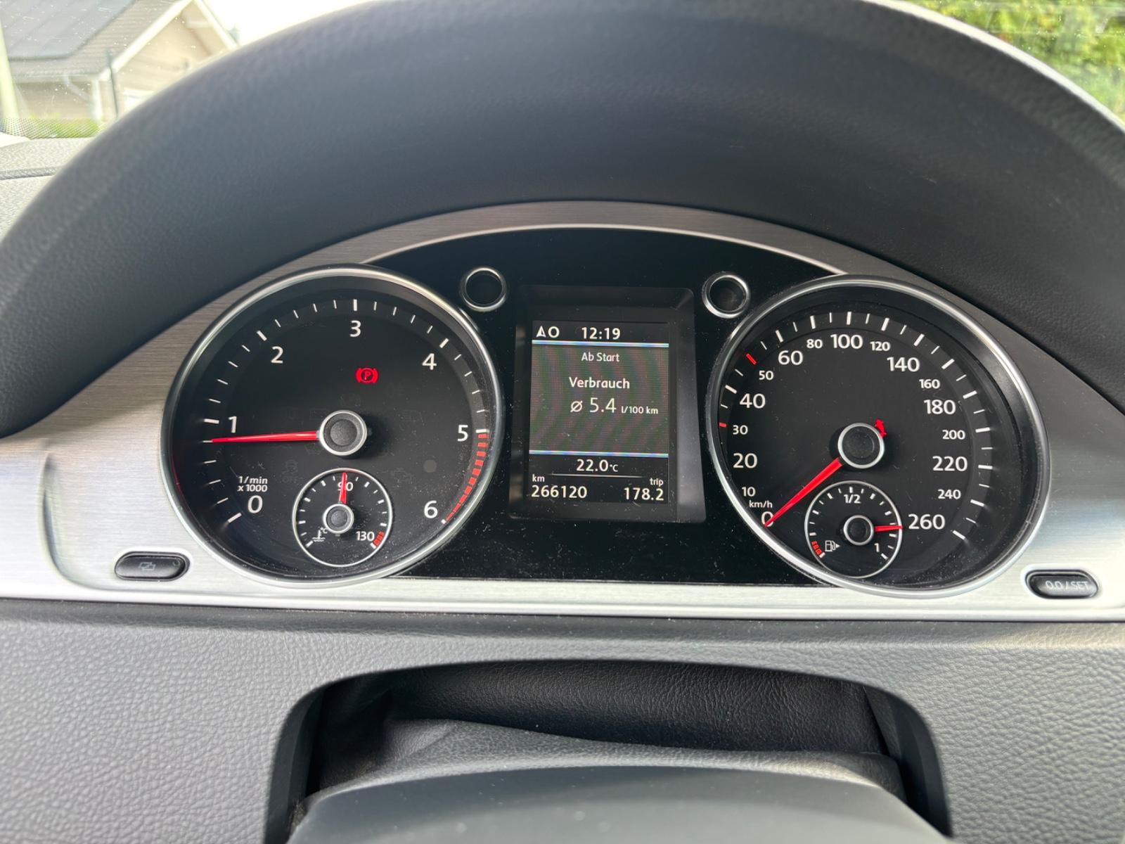Volkswagen Passat 2012 — photo 10