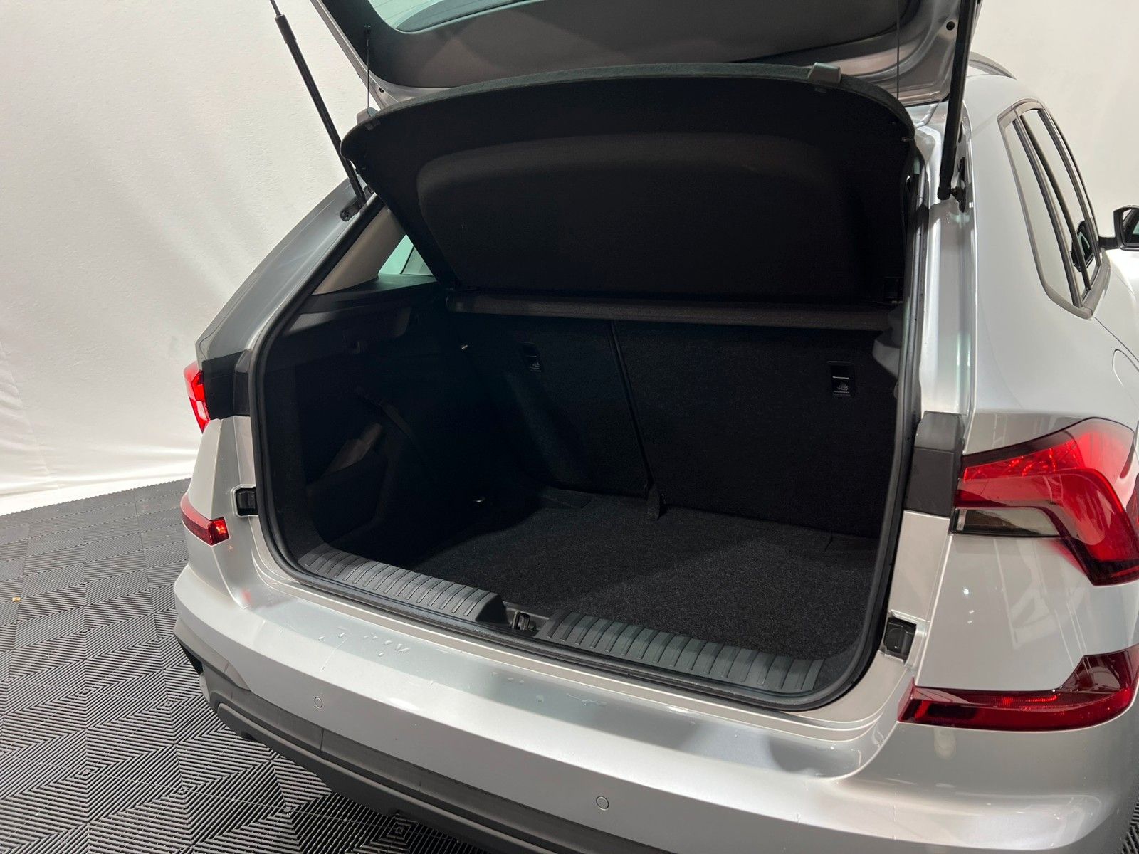 Fahrzeugabbildung SKODA Kamiq Selection / DSG / Kamera / 17 Zoll