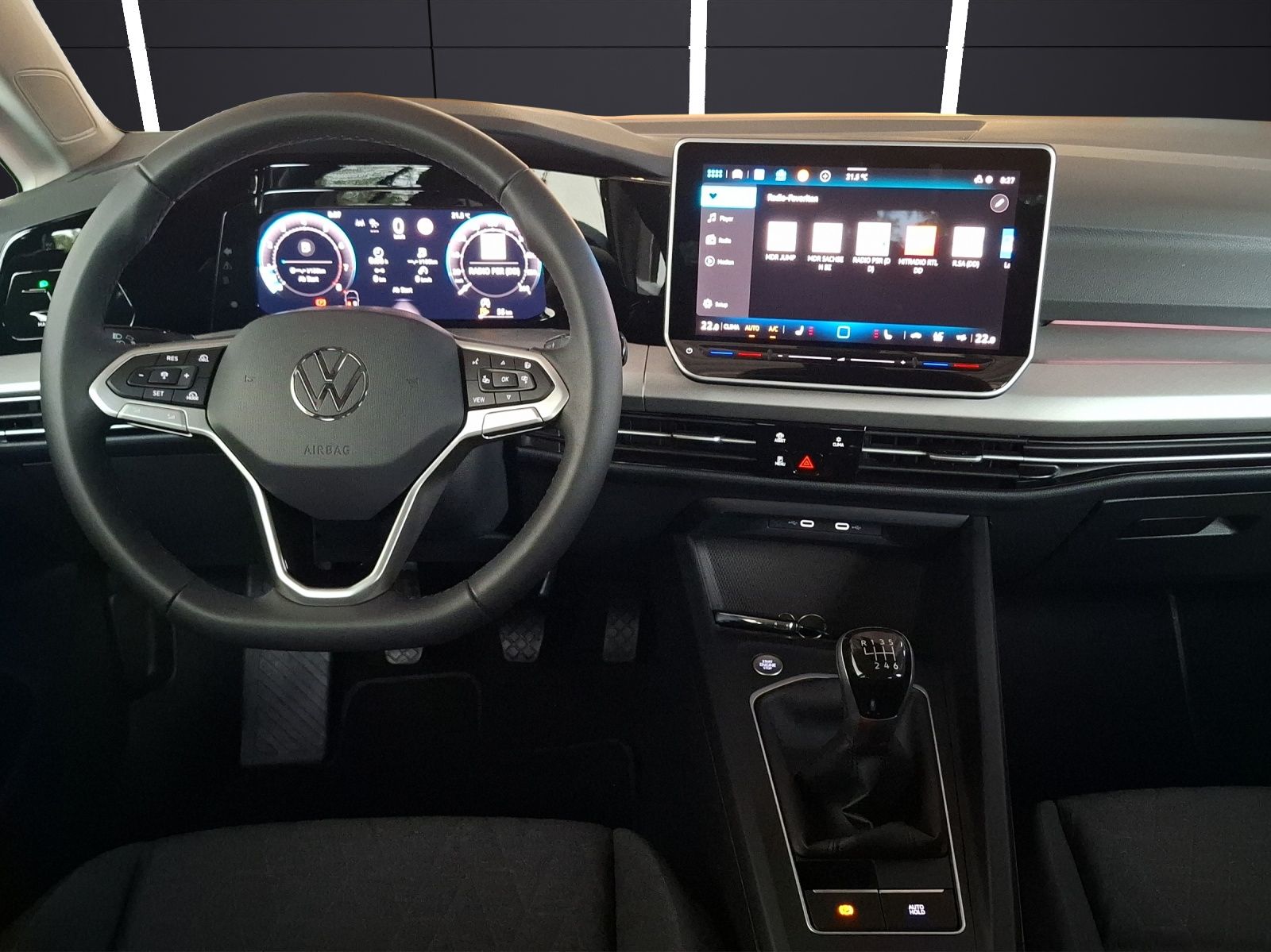 Fahrzeugabbildung Volkswagen Golf VIII TSI Life LED CarPlay AID ACC RFK SHZ
