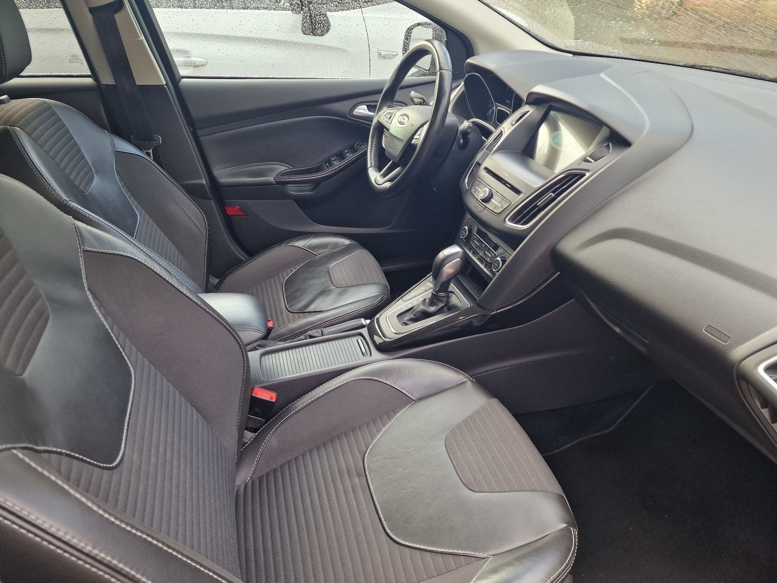 Fahrzeugabbildung Ford Focus Turnier Titanium, AHK,Xenon,Navi