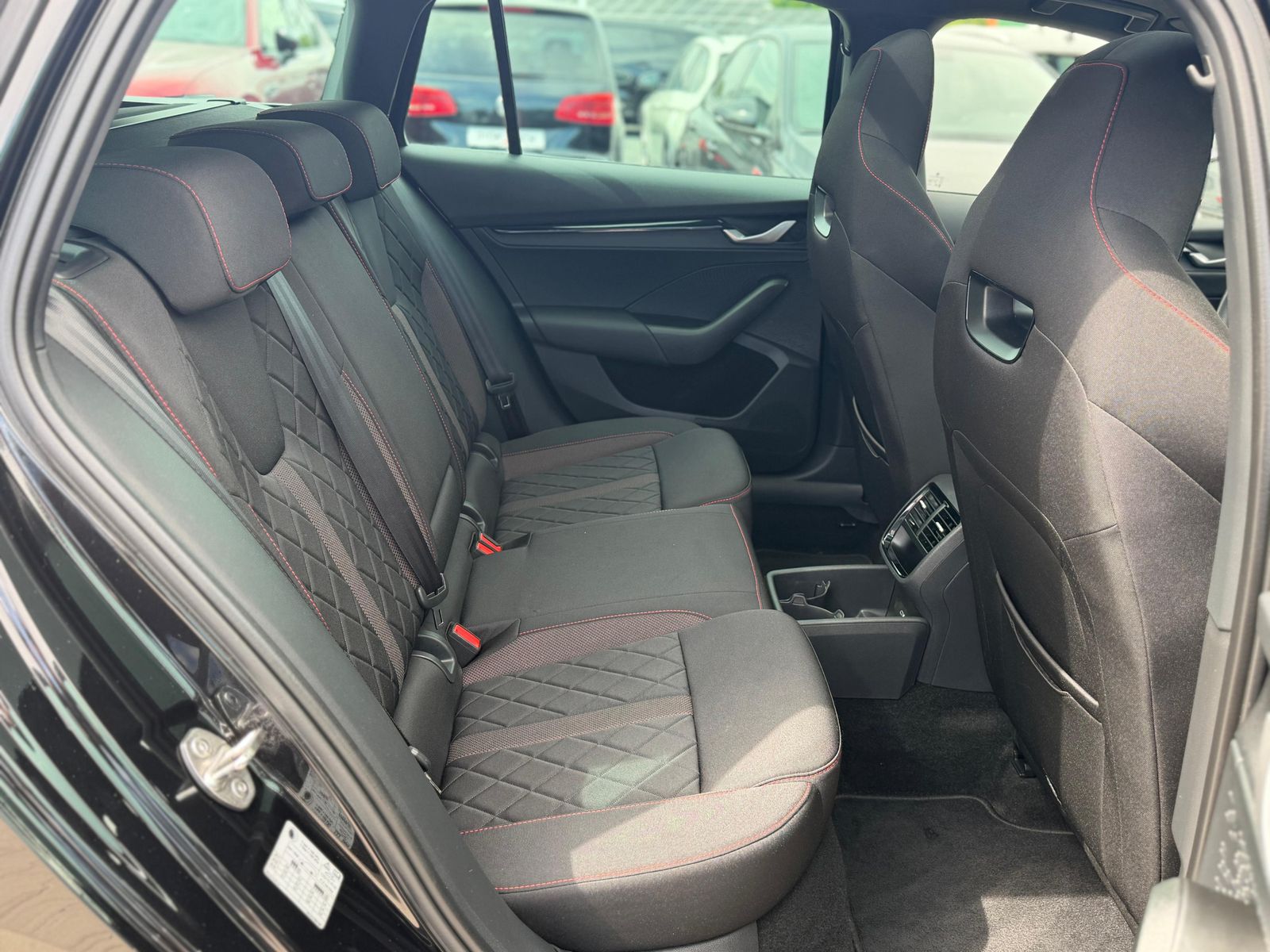 Fahrzeugabbildung SKODA Octavia 2.0 TSI 195 kW RS PANO*MATRIX*AHK*CANTON