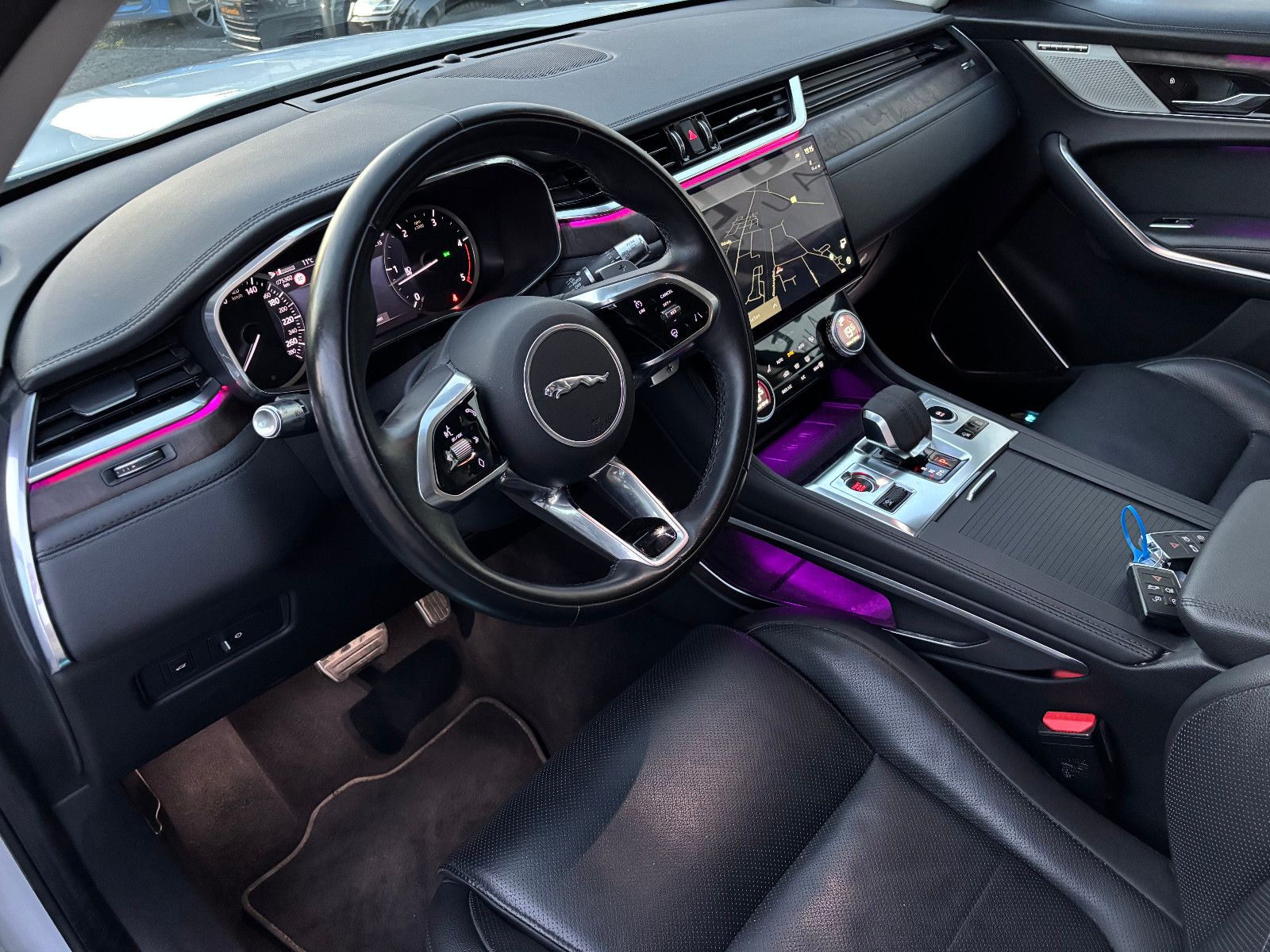 Fahrzeugabbildung Jaguar F-PACE SE AWD/D300KA;ERA/MASSAGE/APPLE/NAVI/KAM