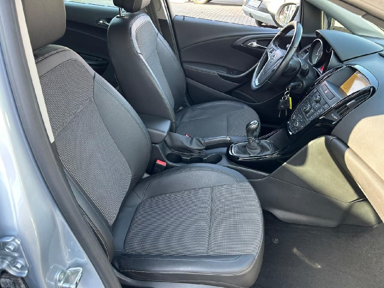 Fahrzeugabbildung Opel Astra J Sports Tourer Exklusiv