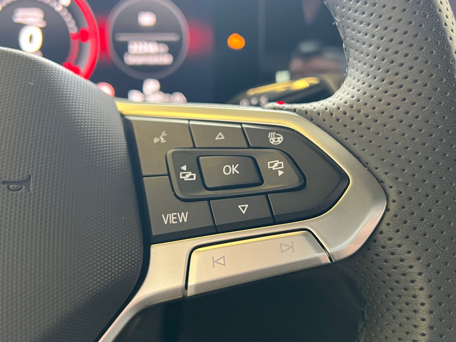 Fahrzeugabbildung Volkswagen Tiguan R-Line 2.0 TDI DSG 4Motion *AHK, IQ.Light
