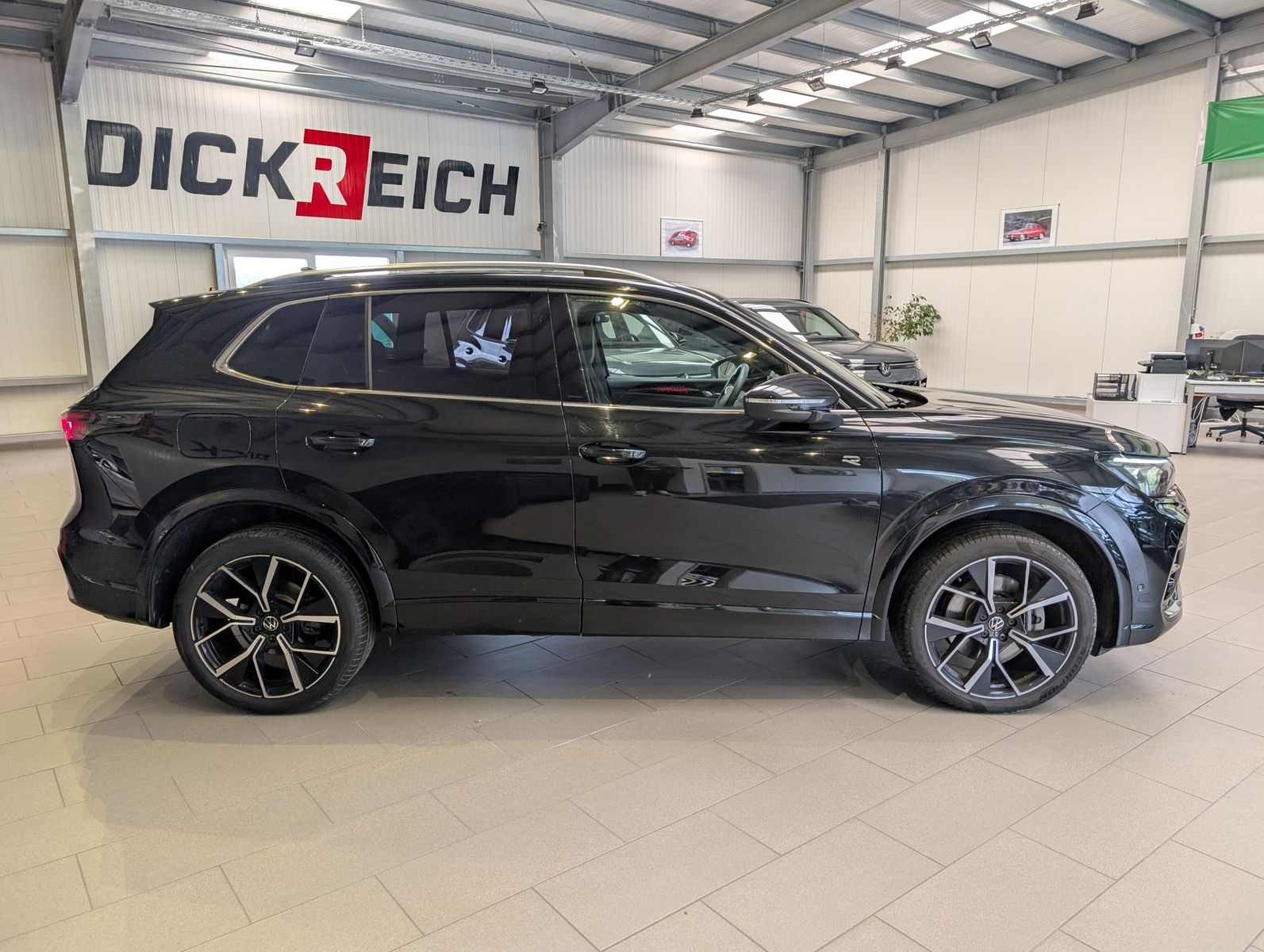 Fahrzeugabbildung Volkswagen Tiguan 2.0TDI R-Line 4M Pano H/K AHK Matrix 20"