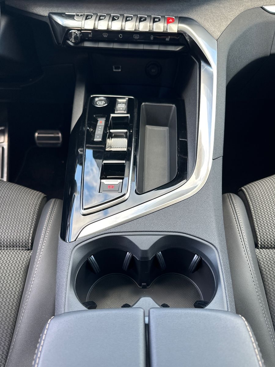Fahrzeugabbildung Peugeot 3008 GT Plug-In Hybrid 225 NAV+LED+PANORAMA+AHK