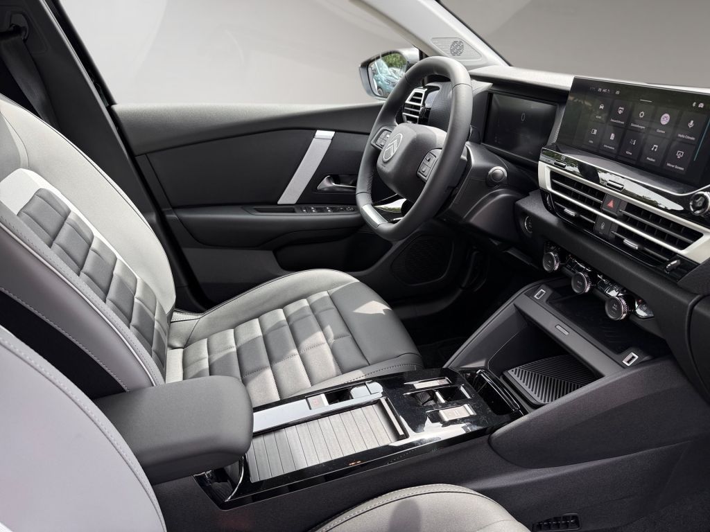 Fahrzeugabbildung Citroën C4 Hybrid 145 TEAM D * Ganzjahresreifen