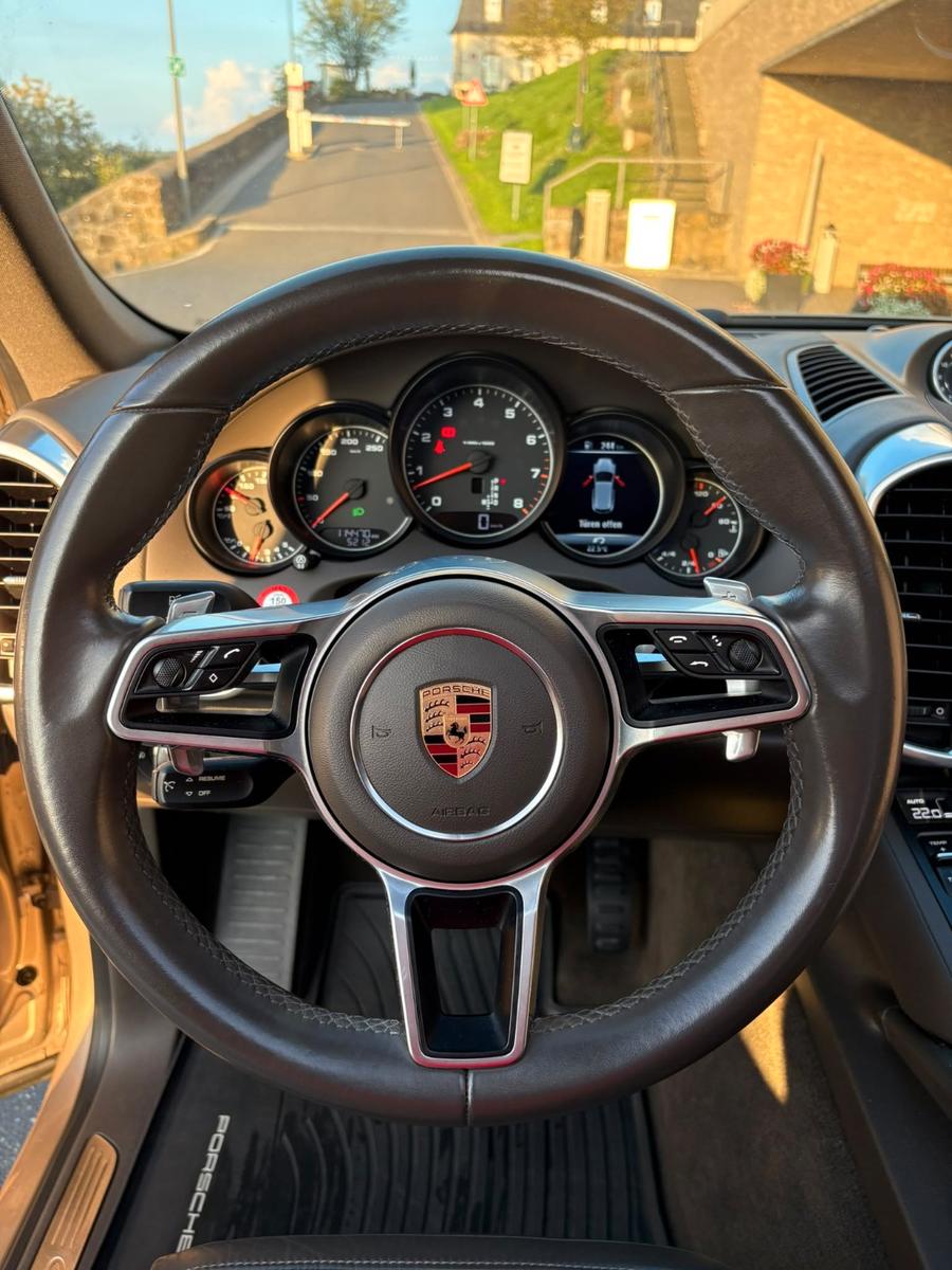 Porsche Cayenne - -