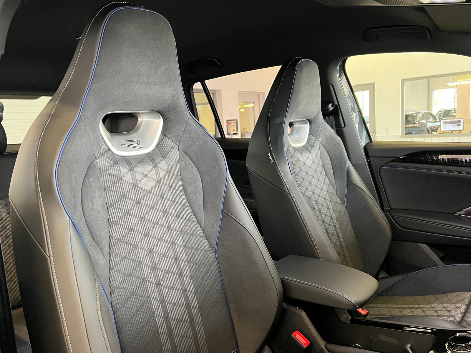 Fahrzeugabbildung Volkswagen Tiguan R-Line 1.5 eTSI DSG *AHK, IQ.Light, DCC,