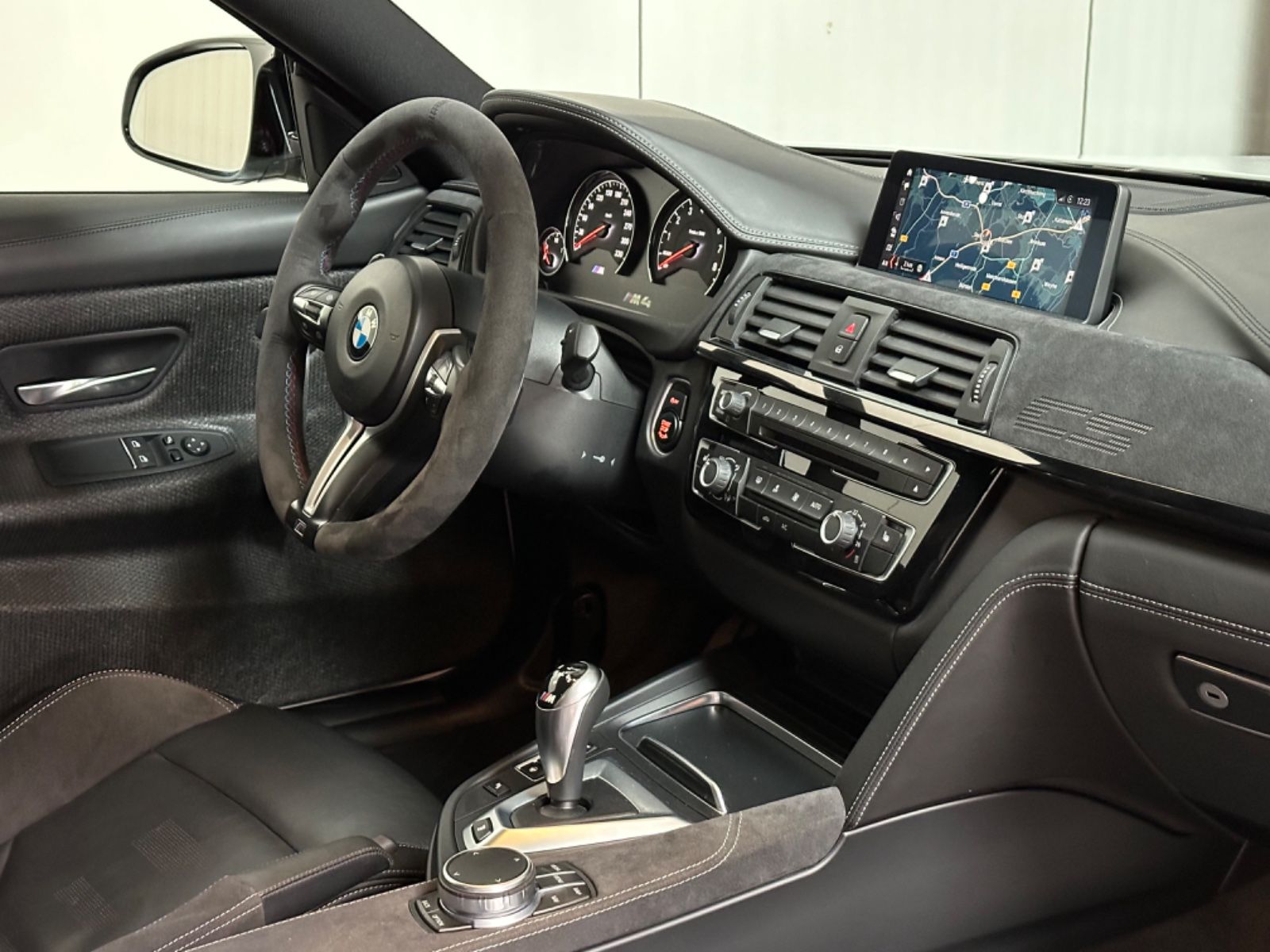 Fahrzeugabbildung BMW M4 CS / HUD / Carbon/R.Kamera/M Drivers Package