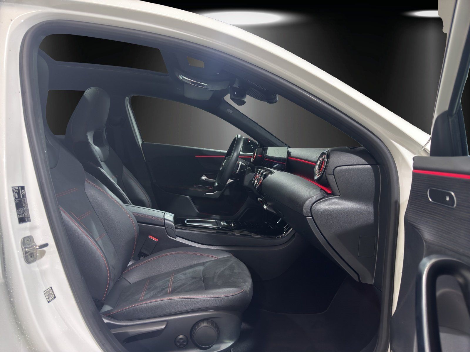 Fahrzeugabbildung Mercedes-Benz A 180d AMG Pano MULTIBEAM KeyGO NIGHT Kamera